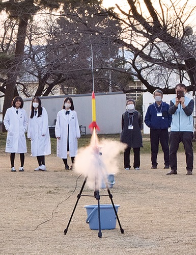 勢いよく煙を噴射し空に飛んだモデルロケット
