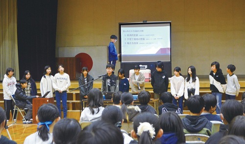 壇上で発表する児童
