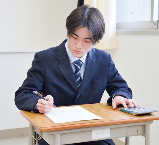 「休みの日は６〜７時間は勉強した」と言う野村さん