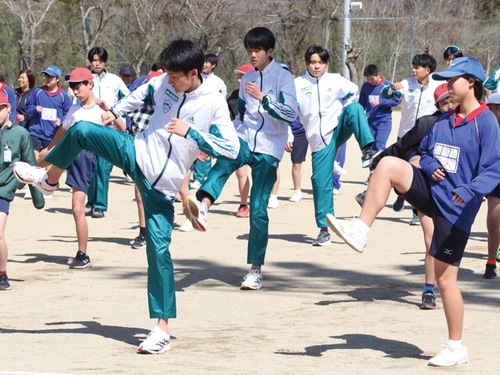 水上村の子どもたちが選手たちと一緒に準備運動を行い、その大切さを学ぶ様子（２０２４年／写真提供＝水上村）