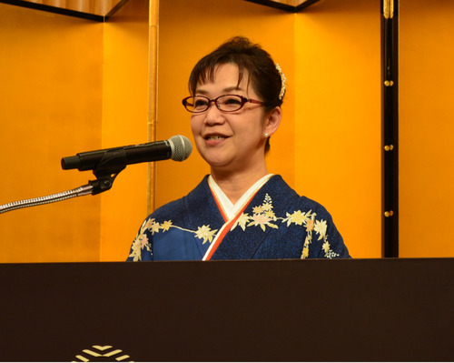 あいさつに立つ本間会長