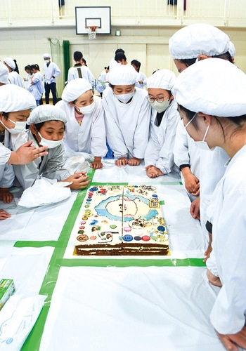 完成したケーキを前に大興奮の児童たち
