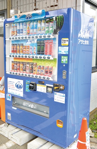 矢部駅北口の自販機（左上にカメラが付いている）