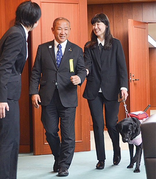 盲導犬ユーザーの手引きを体験する本村市長