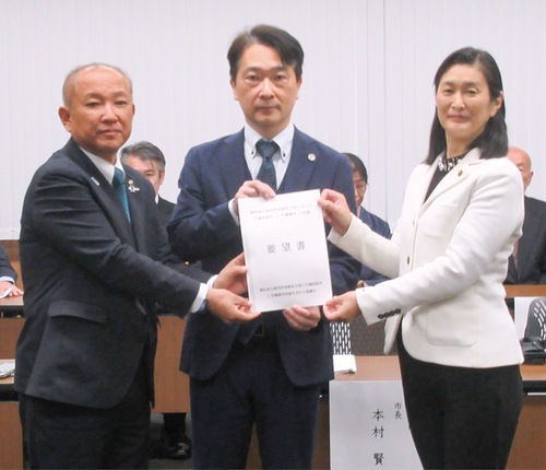 （左から）要望書を手にする相模原市の本村賢太郎市長、県弁護士会の畑中隆爾会長、座間市の佐藤弥斗市長（写真は県弁護士会相模原支部提供）