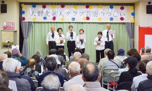 のびやかな歌声を披露する参加者