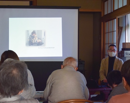 菊水教授（右）の話を興味深く聞く参加者