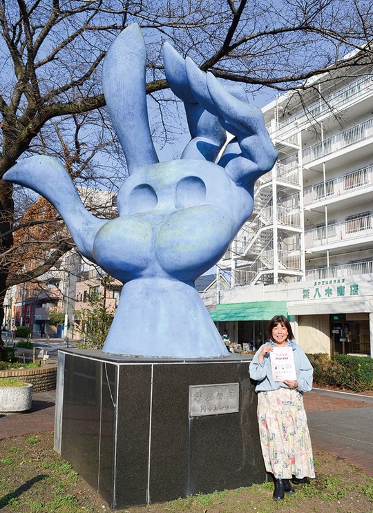 「青い手が目印です」と河合さん。緑の屋根の建物がコクリ