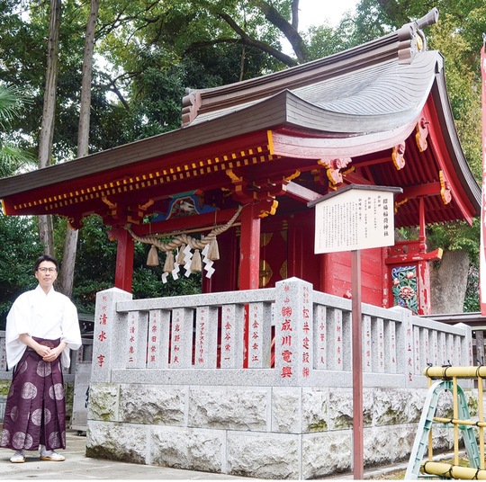 旧本殿前で話を聞かせてくれた根岸浩行宮司