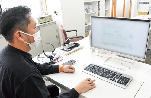 利用者の状態をチェックする能勢さん