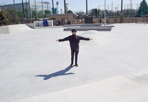 新しくなったスケートボードエリアを紹介する施設管理者の阪口清志郎さん