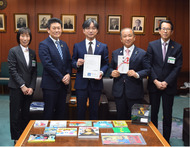 平塚信用金庫、相模原市に児童書70冊を寄贈