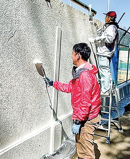 塗装作業のイメージ（写真は相模原塗装協同組合が過去に公園の遊具の塗装を無償で行ったときのもの）