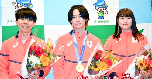 報告会に参加した五輪出場選手。右から小谷選手、戸塚選手、岩佐選手
