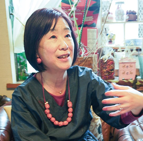 取材に応じる山田さん元ケアラーで夫の豊徳さんと一緒に自宅を開放したケアラーズカフェモンステラを2018年に開所した。近隣のみならず全国から延べ８０００人以上が訪れ、交流や情報交換を行っている。