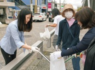 学生とシニアがごみ拾い