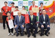 団体県優勝を市長に報告