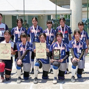 県準優勝のメダルを下げるメンバー（＝大野台中提供）