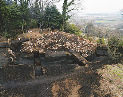「なぜ人は土を盛ったのか」