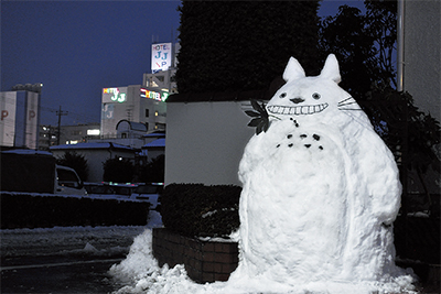 トトロ雪だるま」話題に 22日の大雪被害は少 | さがみはら中央区