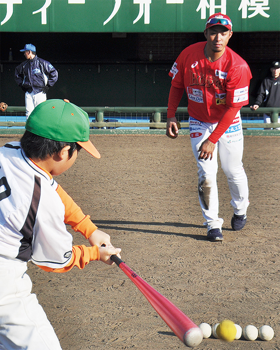 バッティング技術を教わる少年＝昨年12月