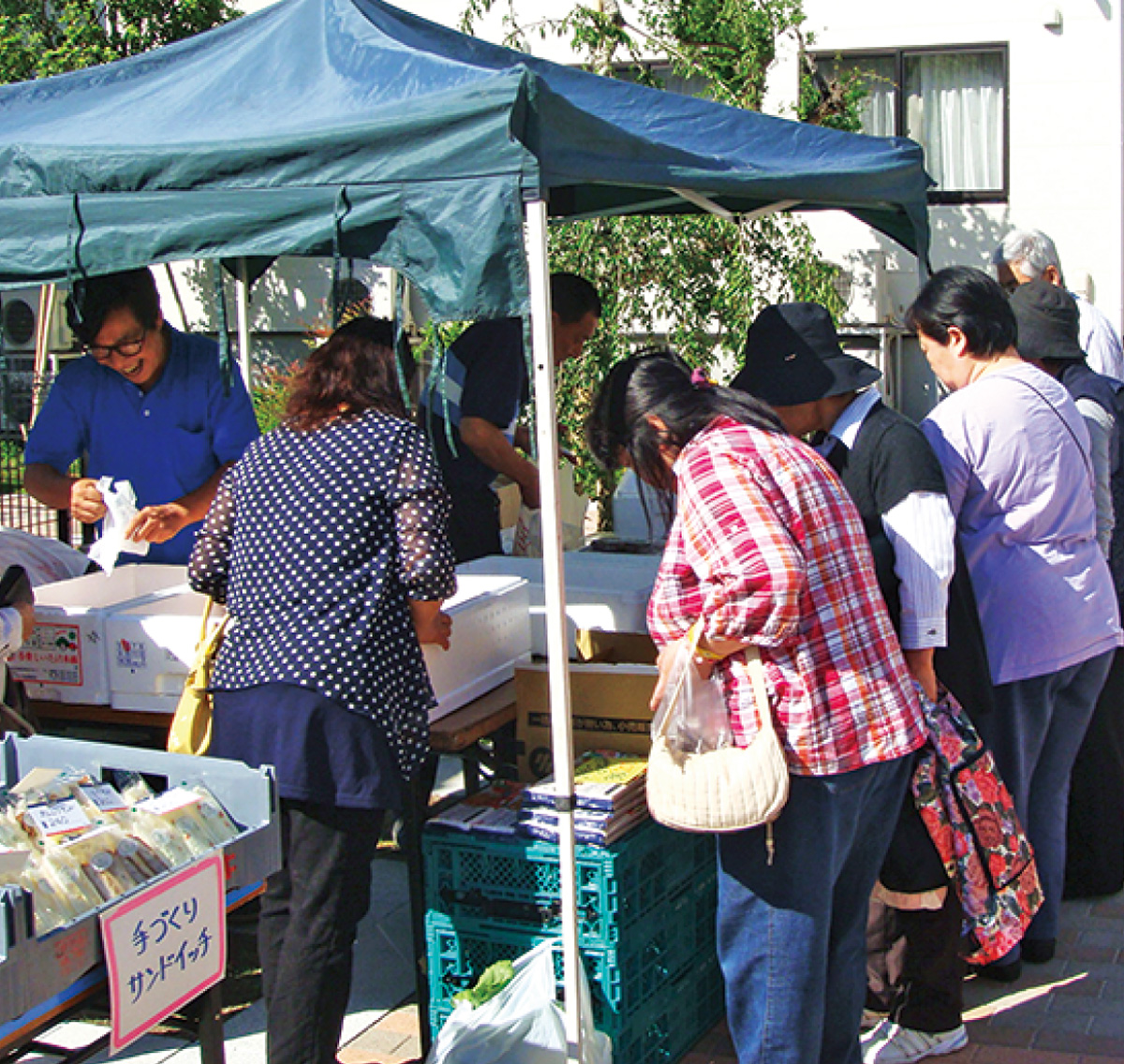 毎回人気を博す朝市