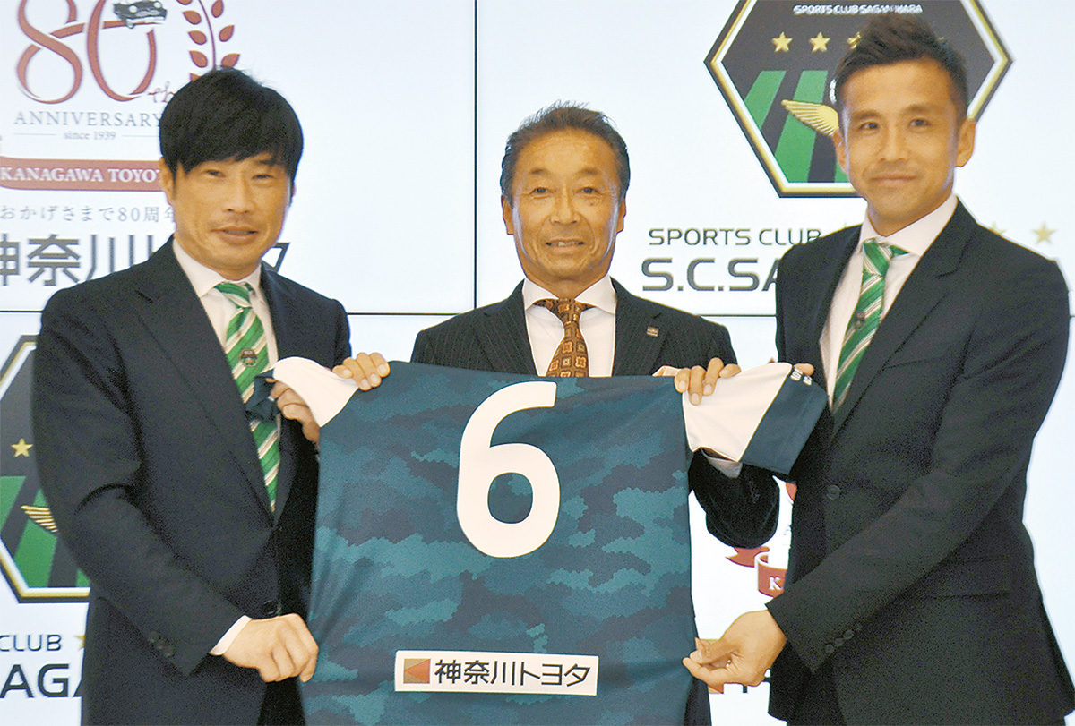 写真撮影に応じる望月代表（左）大坊常務（中）、稲本選手