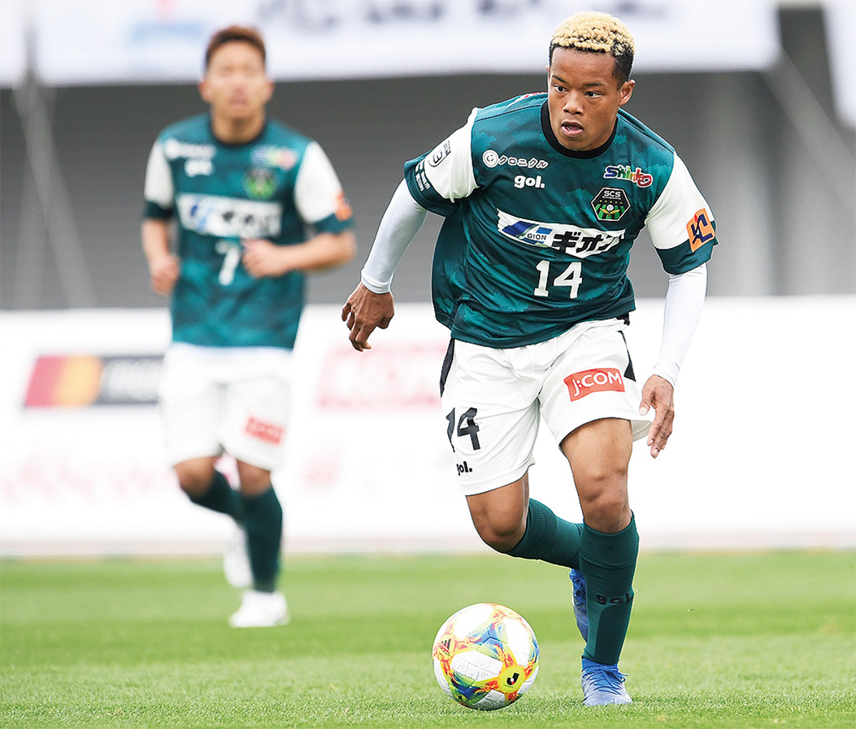 果敢にゴールを狙う新加入のＭＦ川上エドオジョン智慧