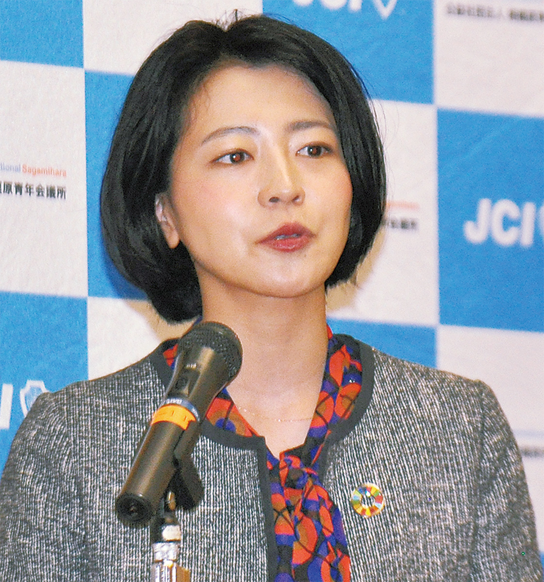 登壇し講演を行った鳥海氏=21日