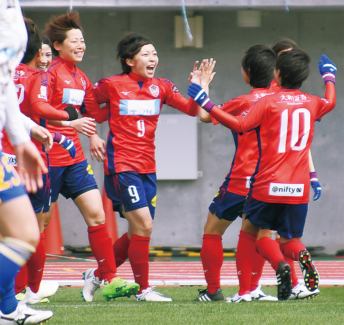 得点後、チームメイトと喜びを爆発させる中野選手【9】（中央）＝21日、相模原ギオンスタジアム