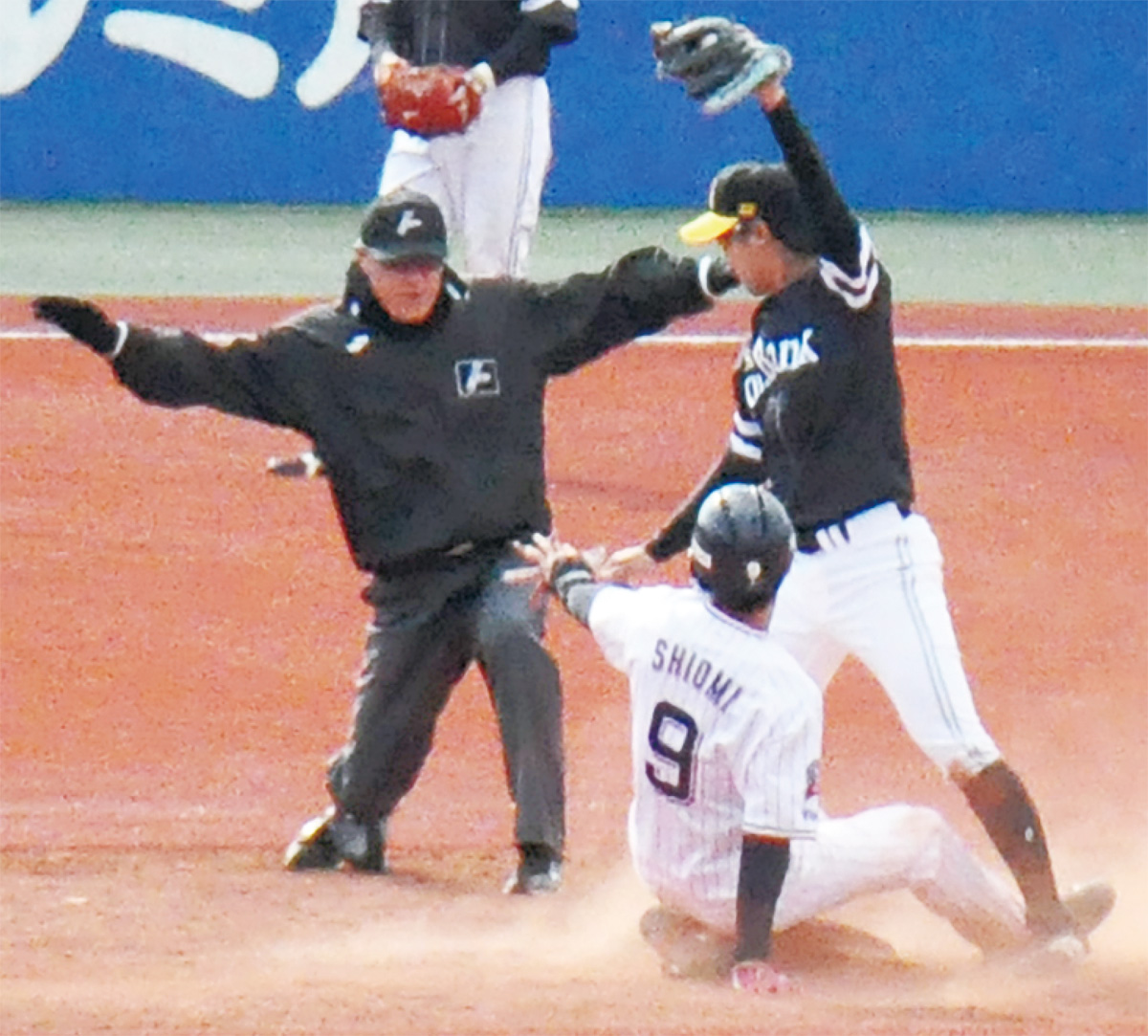 オープン戦でソフトバンク・甲斐捕手から盗塁を奪う塩見選手=3月17日、神宮球場