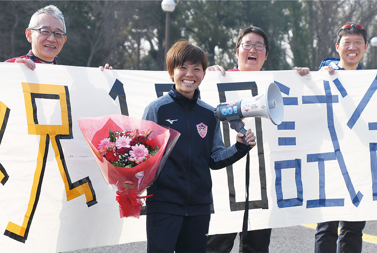 試合後、サポーターから祝福される南野選手