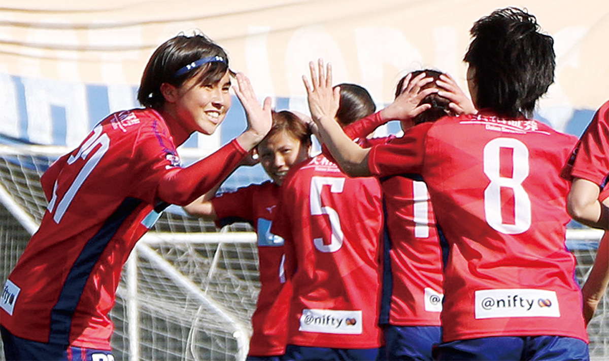 チームメイトと勝利を喜ぶ福住（左）＝提供