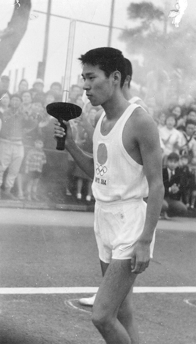 1964年の中村さん（上）と当時を笑顔で語る現在の中村さん（右）