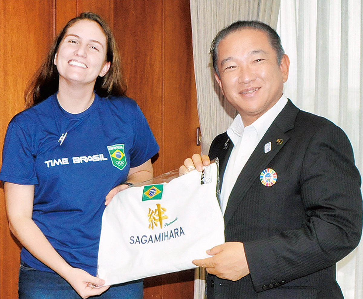 記念品を手渡す本村市長とボアヴェントゥーラ氏