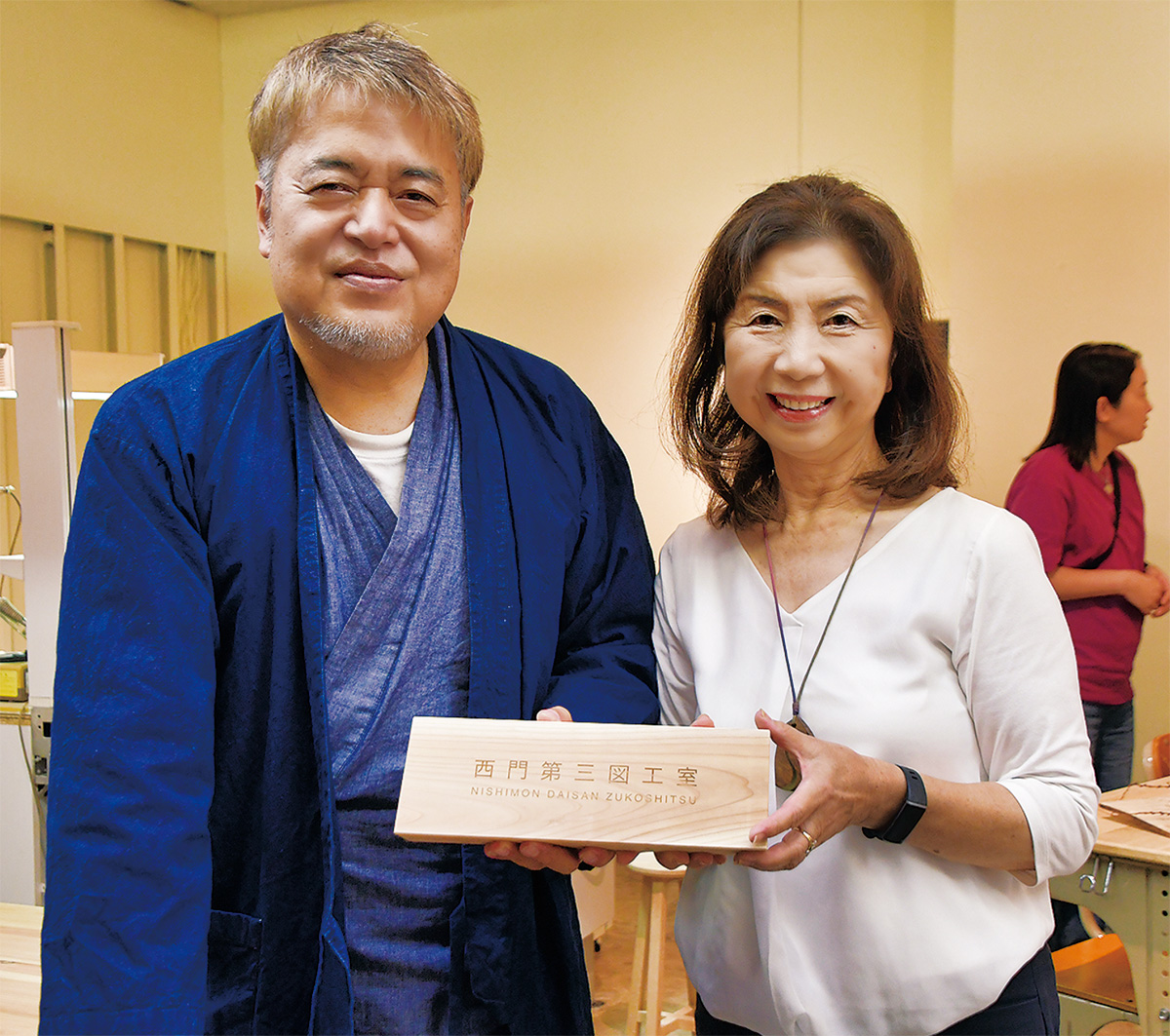 「MORIMO」の淵上美紀子代表理事(右)から開所記念の卓上看板を贈られた齊藤さん