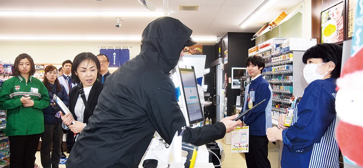 コンビニで強盗訓練