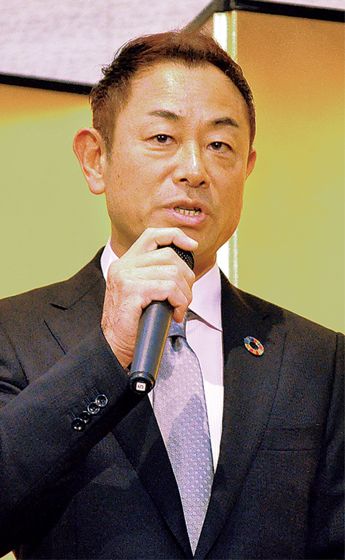 あいさつする赤間理事長