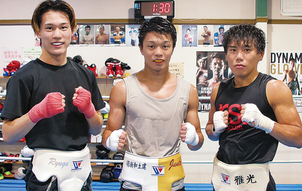 対戦した牛島（左）、吉野（右）両選手と並ぶ中谷選手＝12日