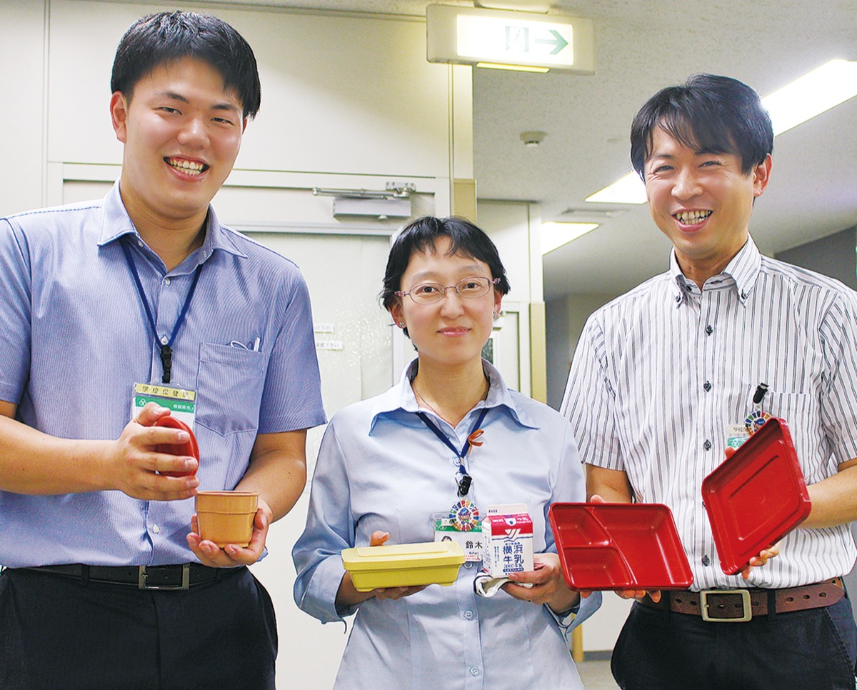 17年に汁ものを加え、温かい「デリバリー給食」の実現をめざすなど、普及に取り組む市の職員ら（右が金子さん）