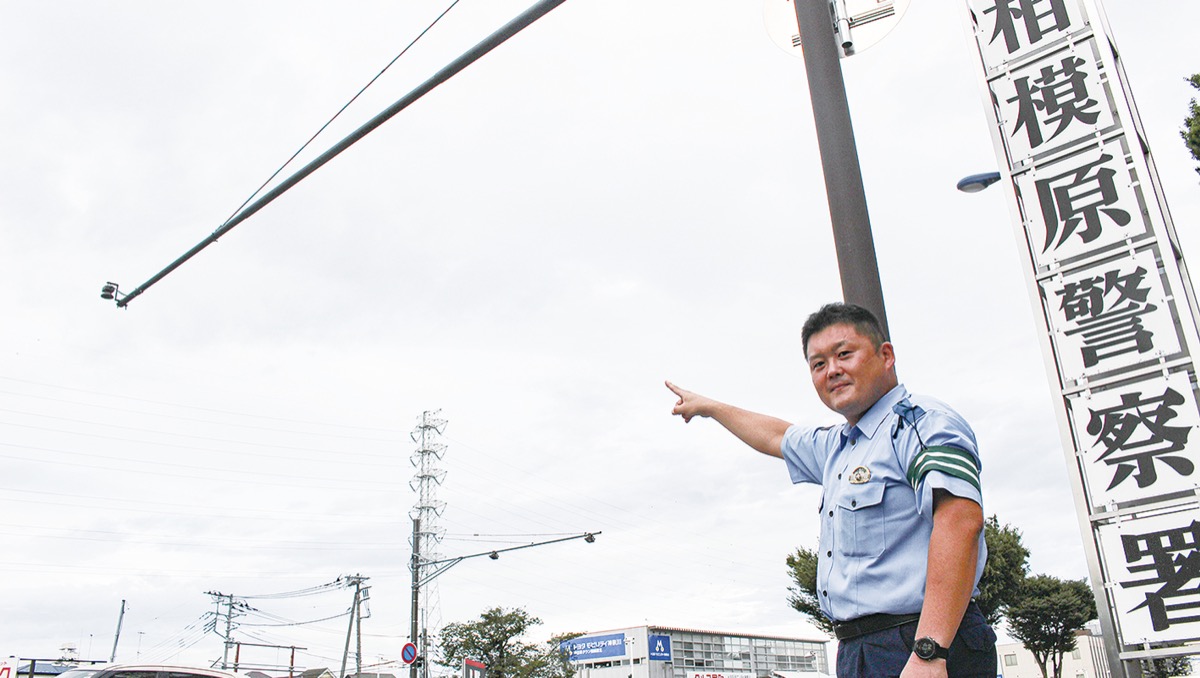 国道16号にある車の探知機を指さす同署担当者