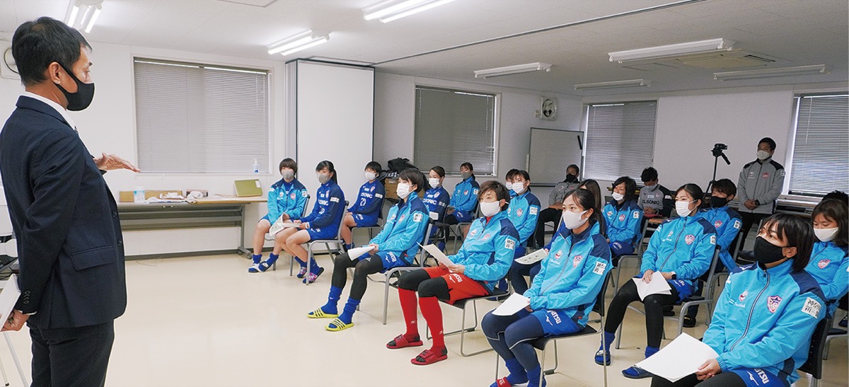 新リーグ参入が決まり選手に説明する深井代表=ノジマステラ神奈川相模原提供