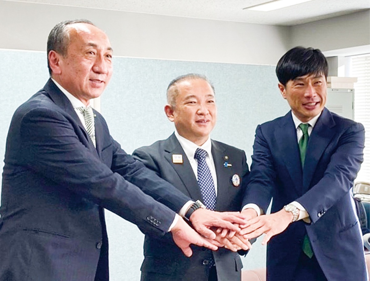 発足を喜ぶ（左から）小西社長、本村市長、望月会長＝ＳＣ相模原提供