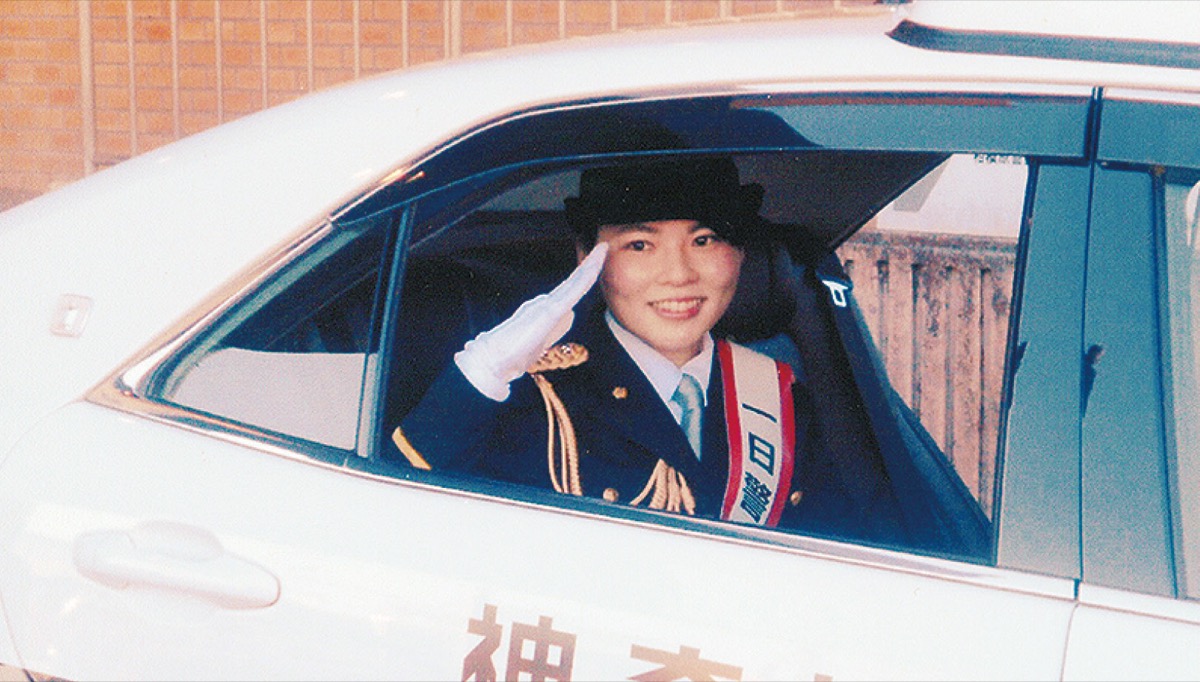 パトカーに乗り込み敬礼する清水さん