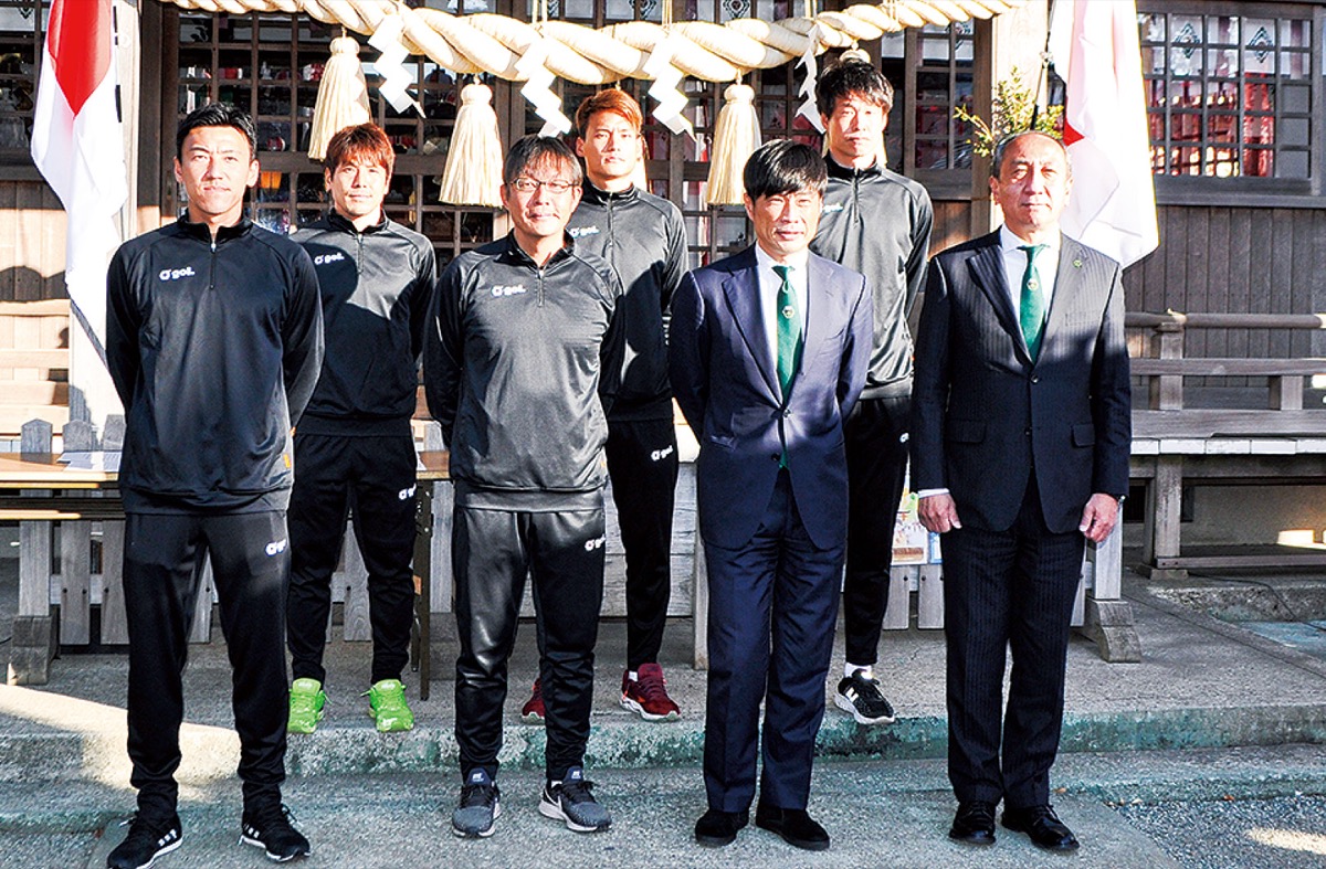 必勝祈願を行った監督や選手ら＝11日、氷川神社