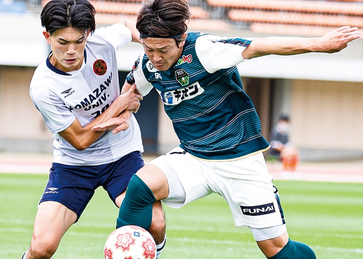 激しく競り合う両チームの選手＝SC相模原提供