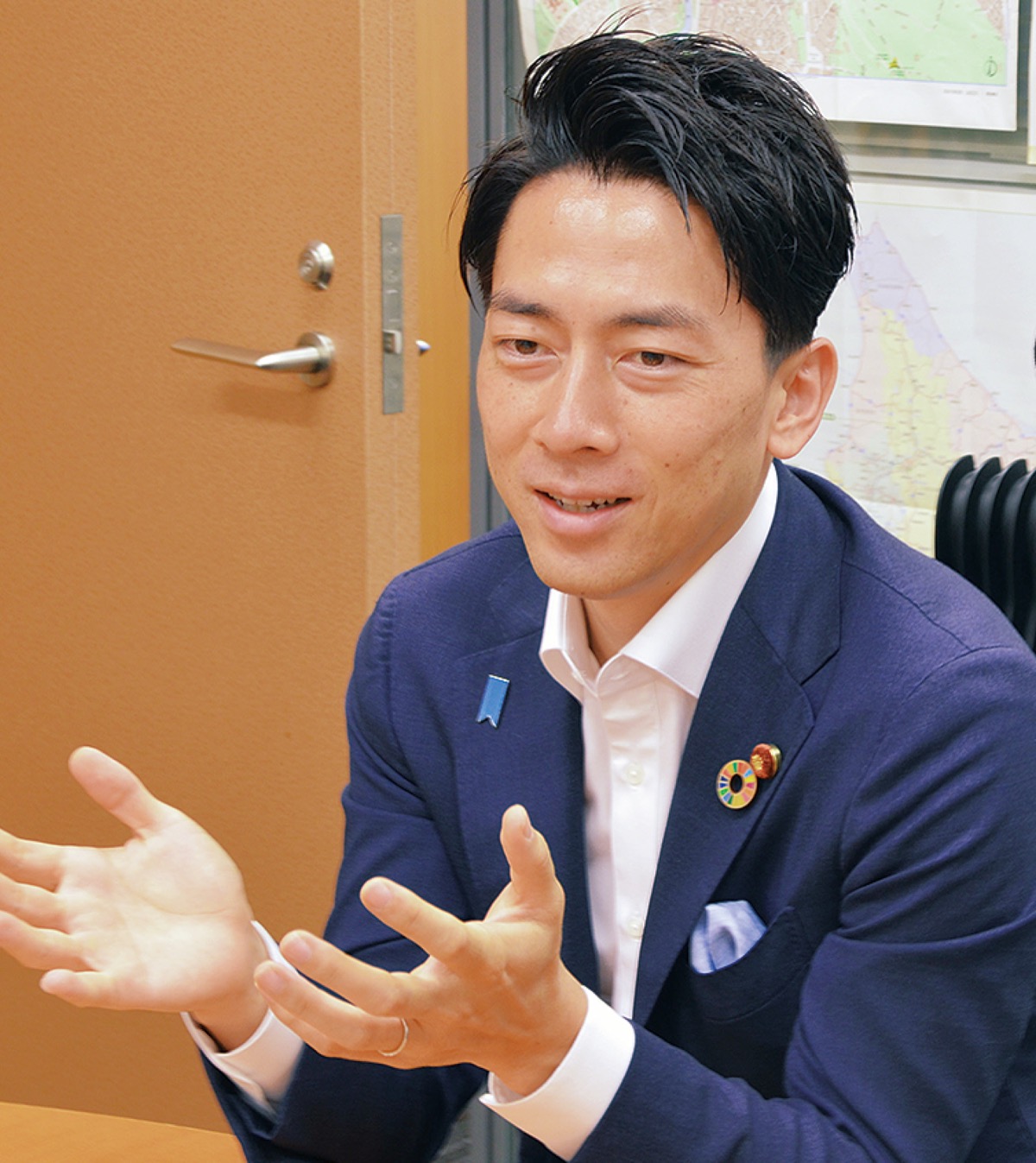 本紙のインタビューに応じる小泉大臣