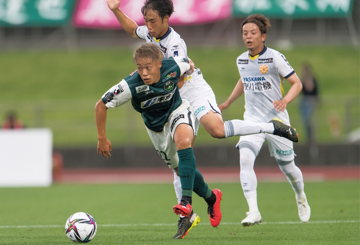 相手と競るＦＷ中山雄希＝ＳＣ相模原提供