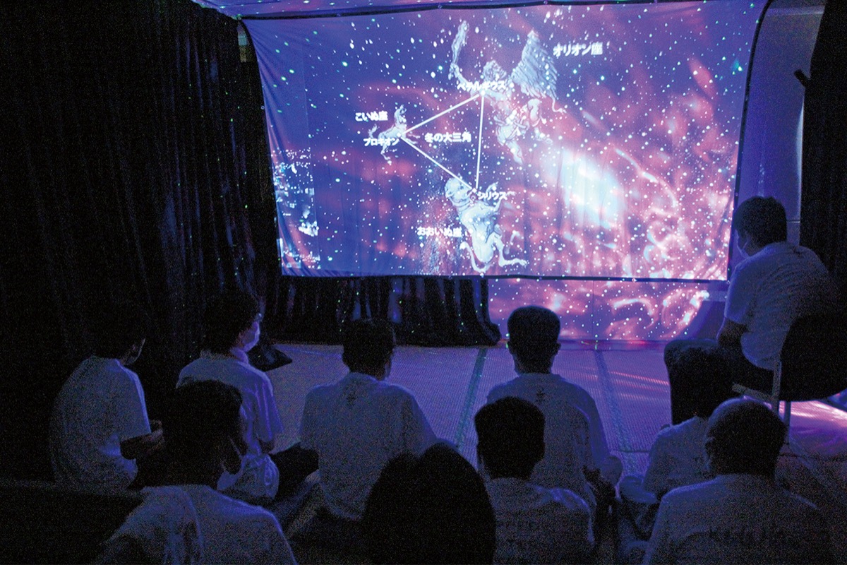 プラネタリウムを楽しむ利用者ら=16日、たんぽぽの家(田名)