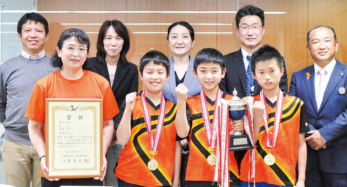 初優勝を果たし喜ぶ(前列左から)小口監督と武田、西沢、阿部の３選手＝２日、市役所